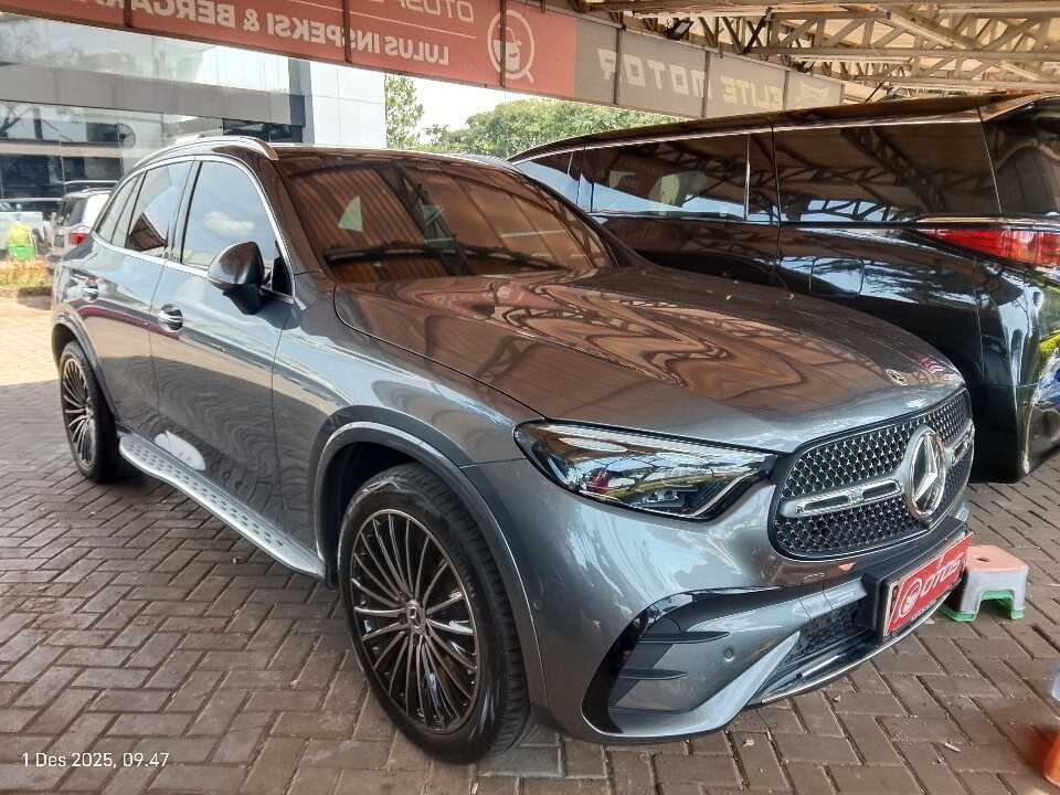 2023 Mercedes-Benz GLC300 2.0 - Foto 1 dari 6