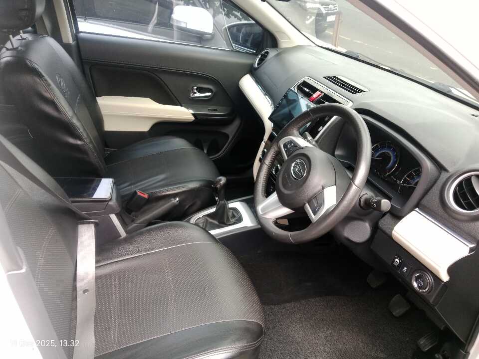 Foto Mobil Bekas Kabin Depan Daihatsu Terios 1.5 R tahun 2021