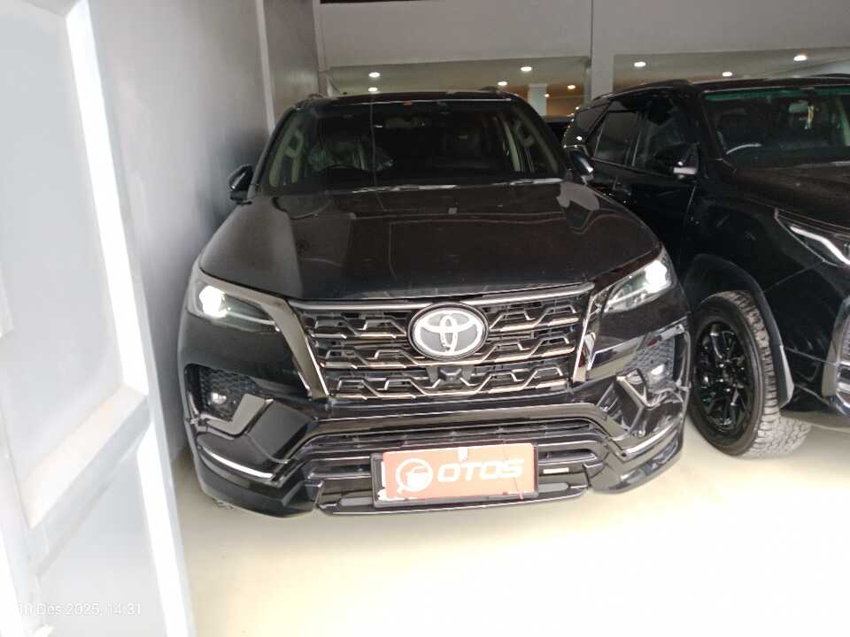 2022 Toyota Fortuner 2.8 4X2 VRZ - Foto 1 dari 6