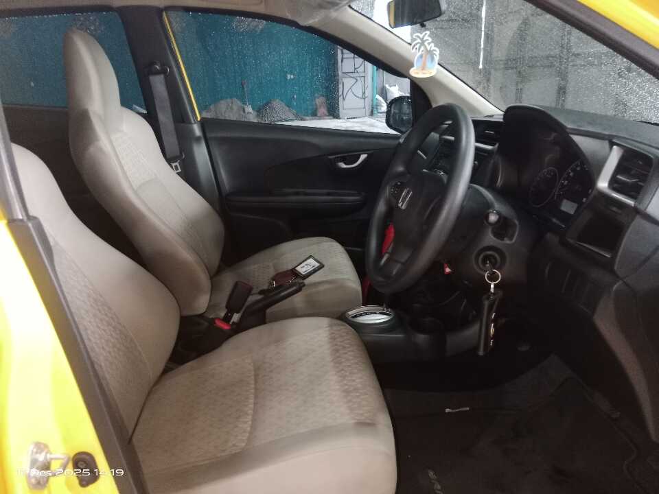 Foto Mobil Bekas Kabin Depan Honda Brio 1.2 Satya E tahun 2022