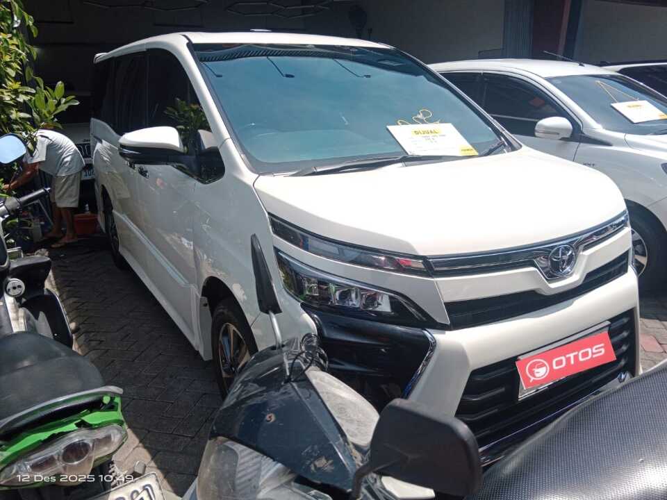 2020 Toyota Voxy 2.0 - Foto 1 dari 6
