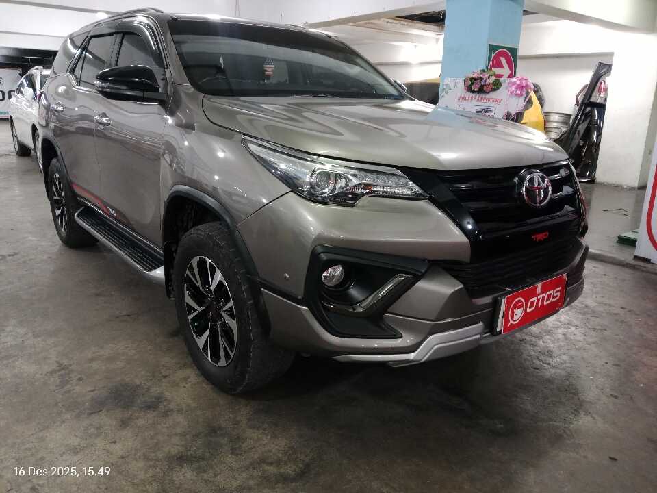 2018 Toyota Fortuner 2.4 4X2 VRZ TRD - Foto 1 dari 6