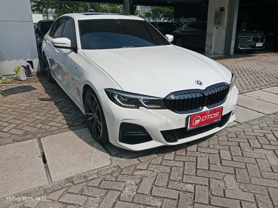 2022 BMW 330i 2.0 M Sport - Foto 1 dari 6