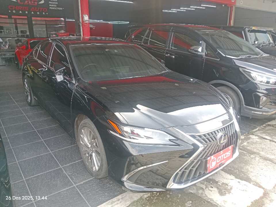 2022 Lexus ES 300h 2.5 Ultra Luxury - Foto 1 dari 6
