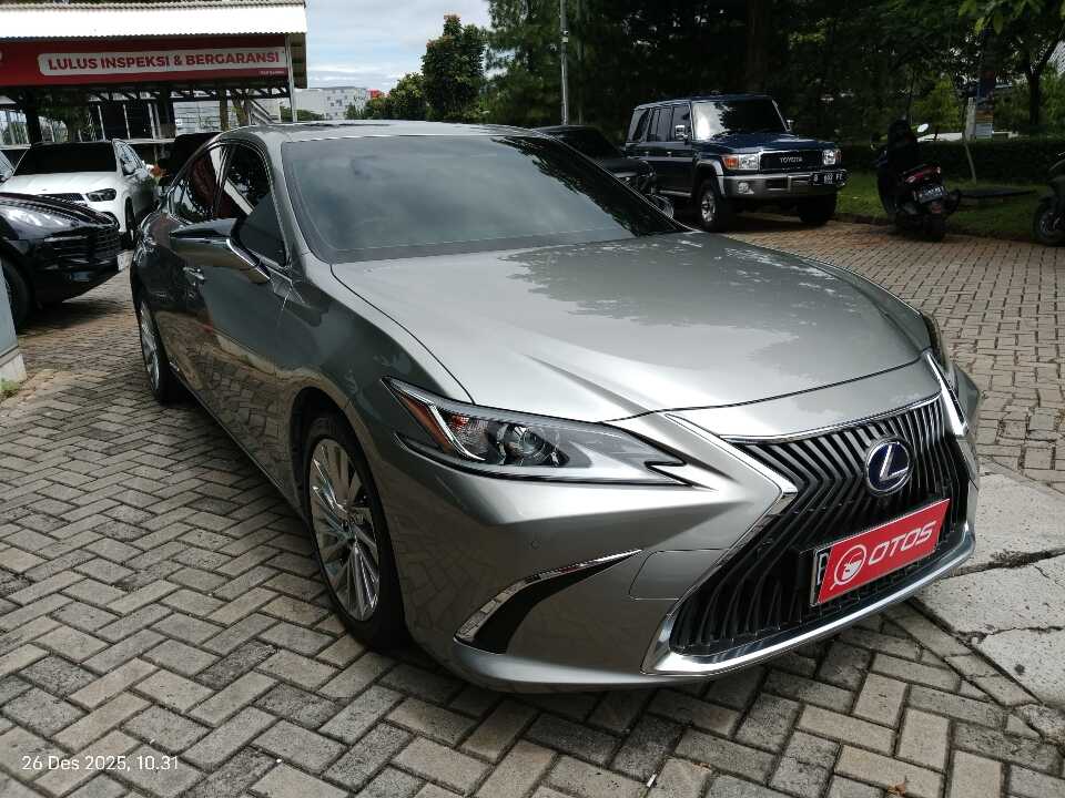 2020 Lexus ES 300h 2.5 Ultra Luxury - Foto 1 dari 6