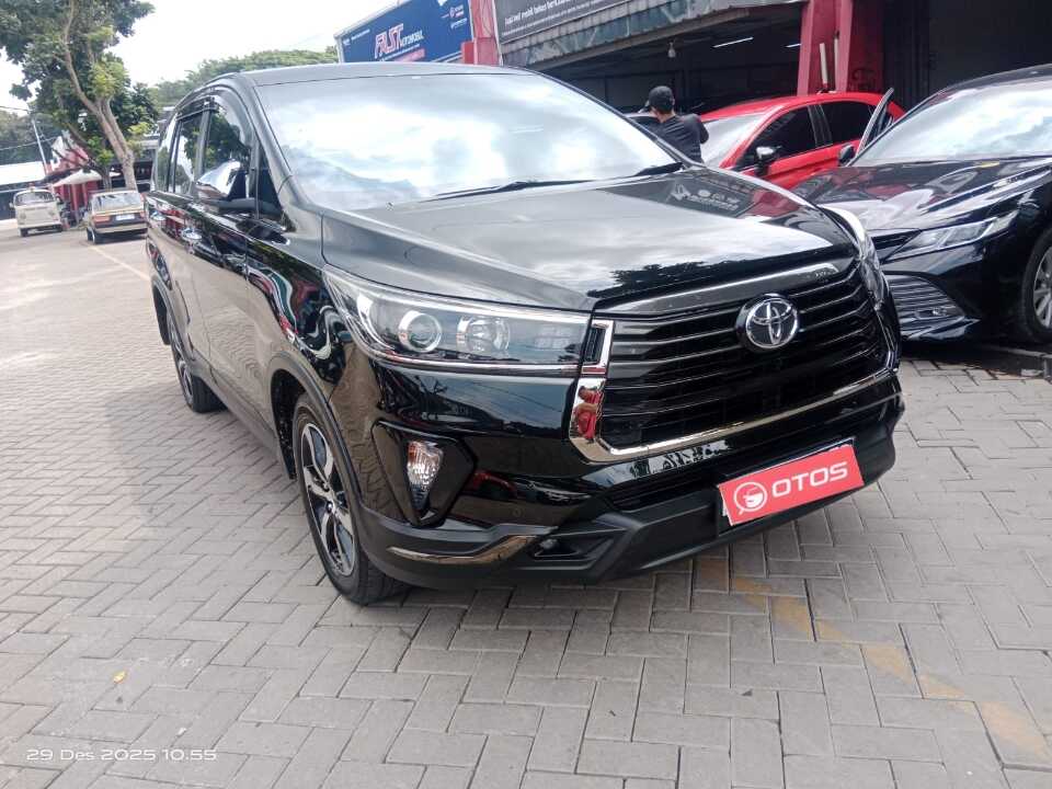 2022 Toyota Kijang Innova 2.4 Venturer - Foto 1 dari 6