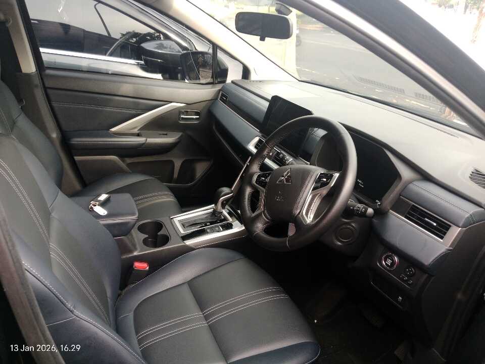 Foto Mobil Bekas Kabin Depan Mitsubishi Xpander 1.5 Cross tahun 2025