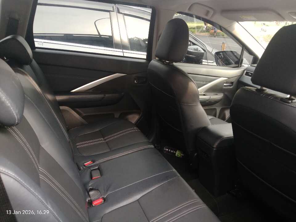 Foto Mobil Bekas Kabin Belakang Mitsubishi Xpander 1.5 Cross tahun 2025