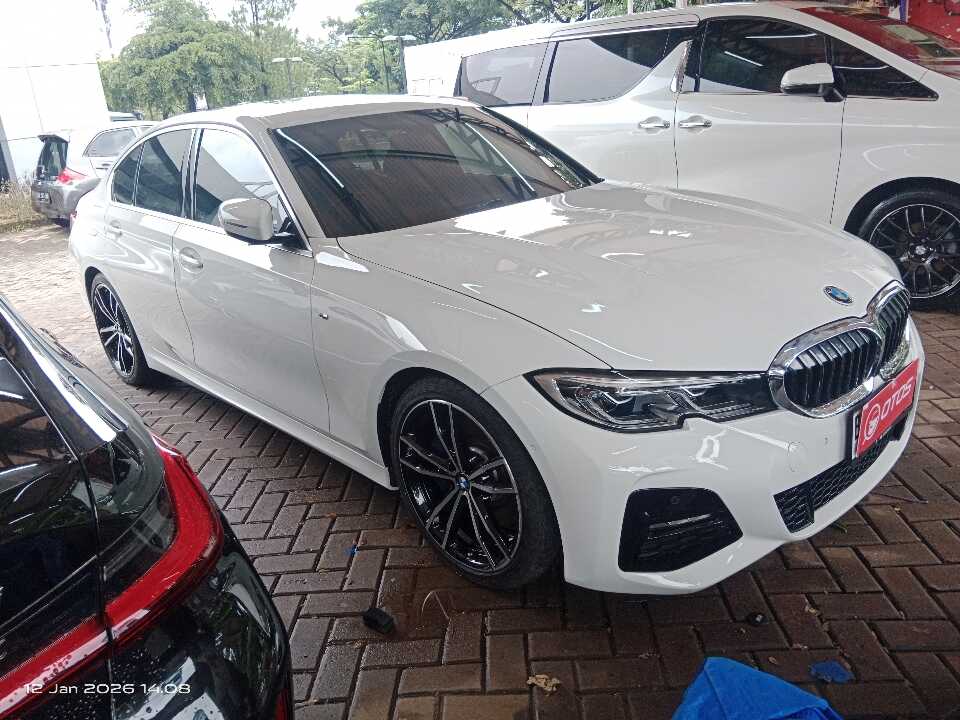 2021 BMW 330i 2.0 - Foto 1 dari 6