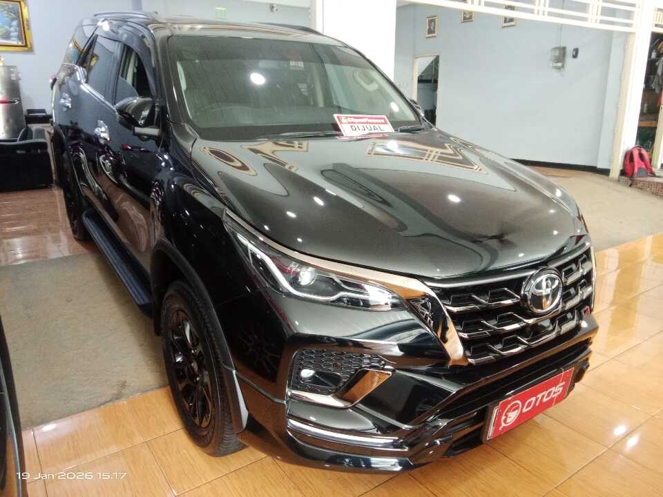 2022 Toyota Fortuner 2.8 4X2 VRZ - Foto 1 dari 6