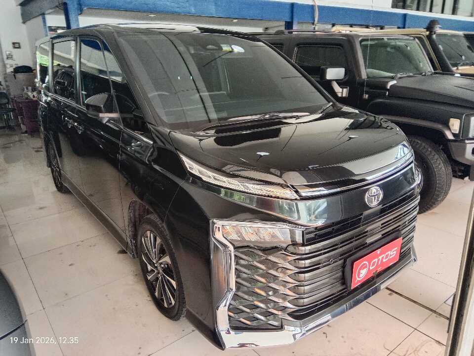 2023 Toyota Voxy 2.0 - Foto 1 dari 6