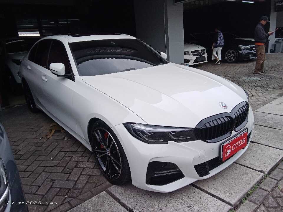 2022 BMW 330i 2.0 M Sport - Foto 1 dari 6