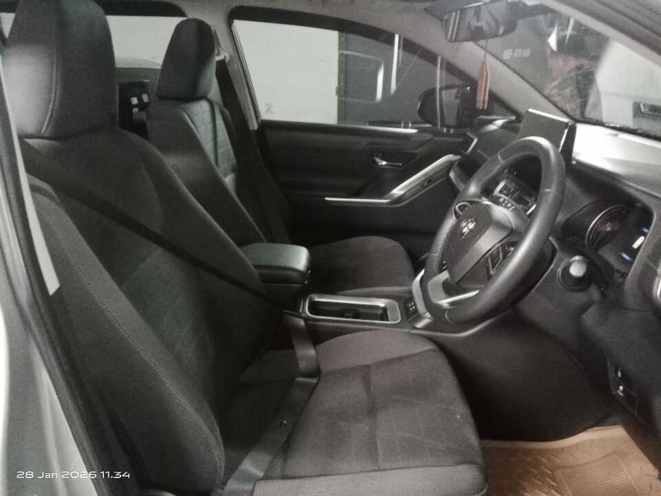Foto Mobil Bekas Kabin Depan Toyota Kijang Innova 2.0 Zenix V HV CVT Modellista tahun 2023