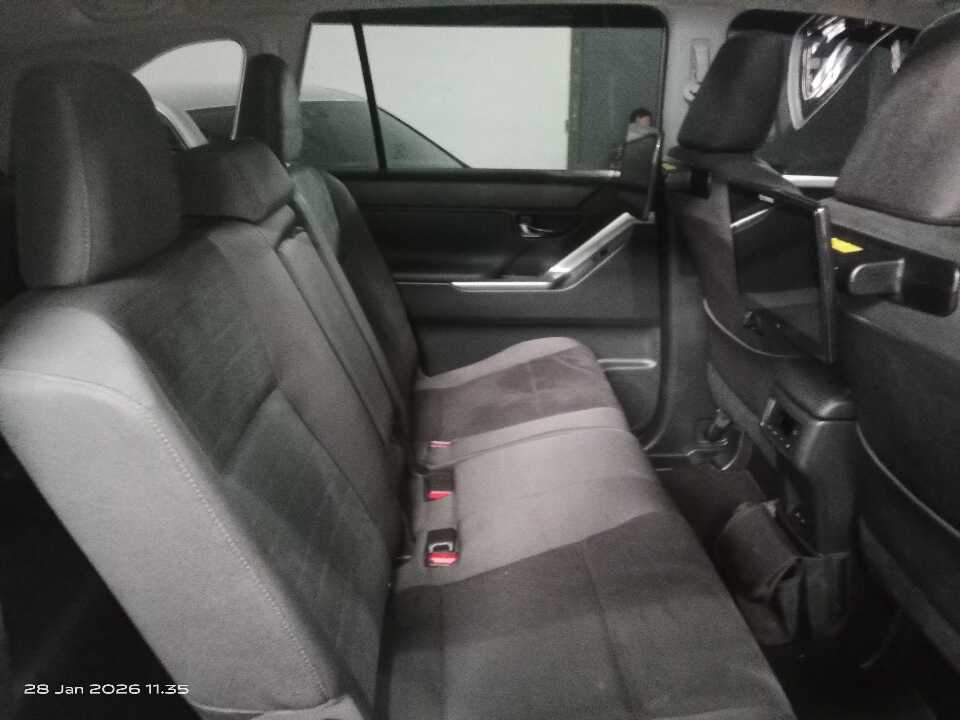 Foto Mobil Bekas Kabin Belakang Toyota Kijang Innova 2.0 Zenix V HV CVT Modellista tahun 2023