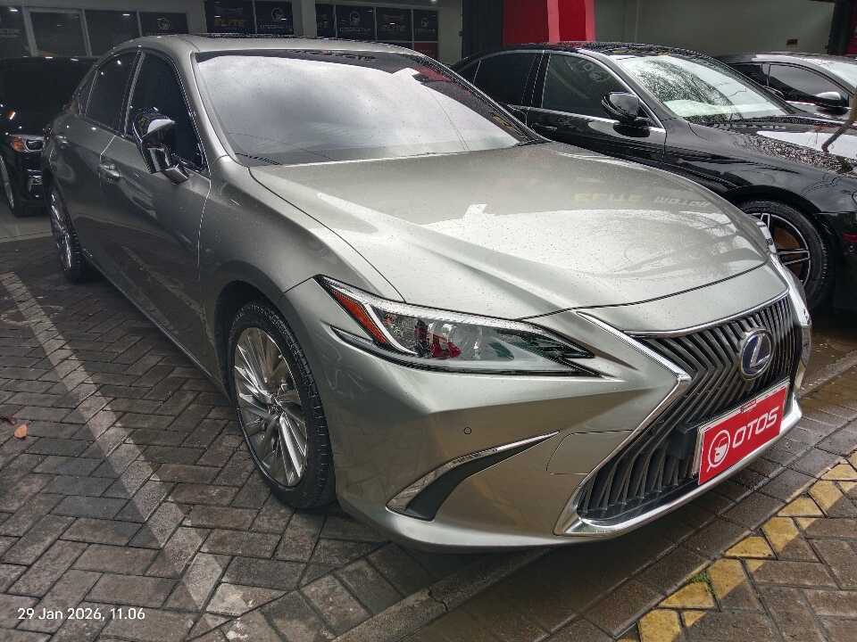 2020 Lexus ES 300h 2.5 Ultra Luxury - Foto 1 dari 6