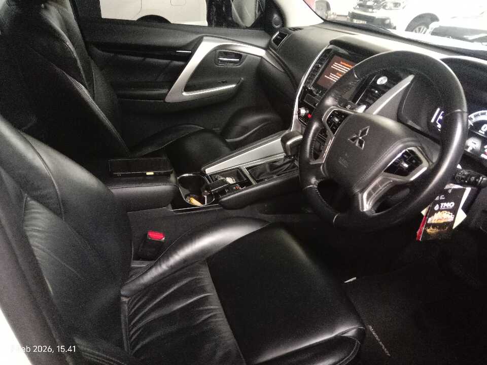 Foto Mobil Bekas Kabin Depan Mitsubishi Pajero Sport 2.4 Dakar 4X2 tahun 2021