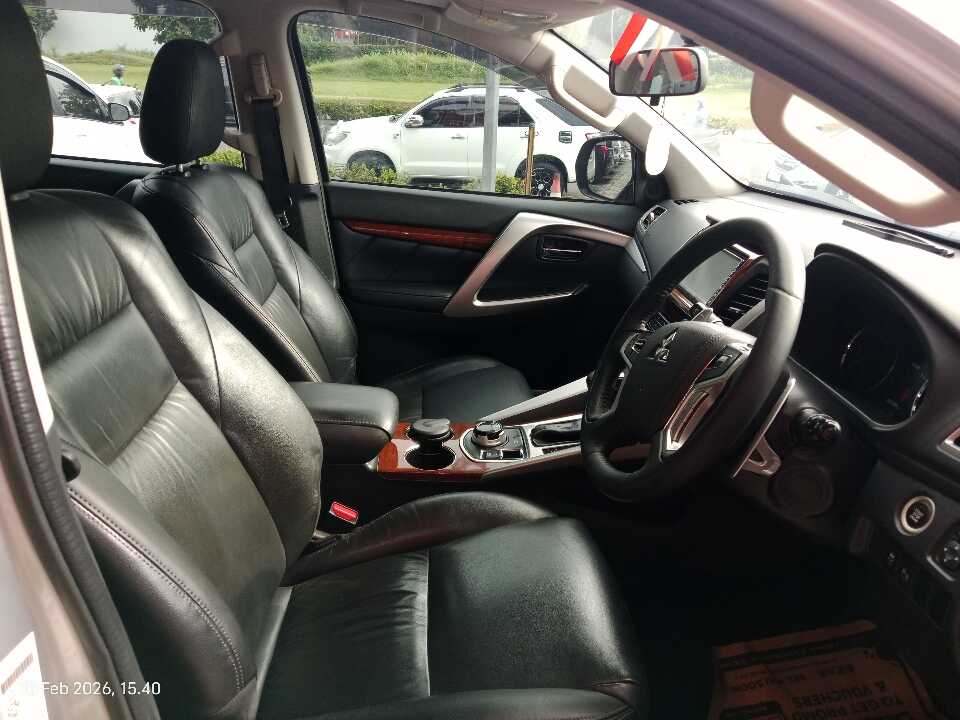Foto Mobil Bekas Kabin Depan Mitsubishi Pajero Sport 2.4 Dakar 4X4 tahun 2016