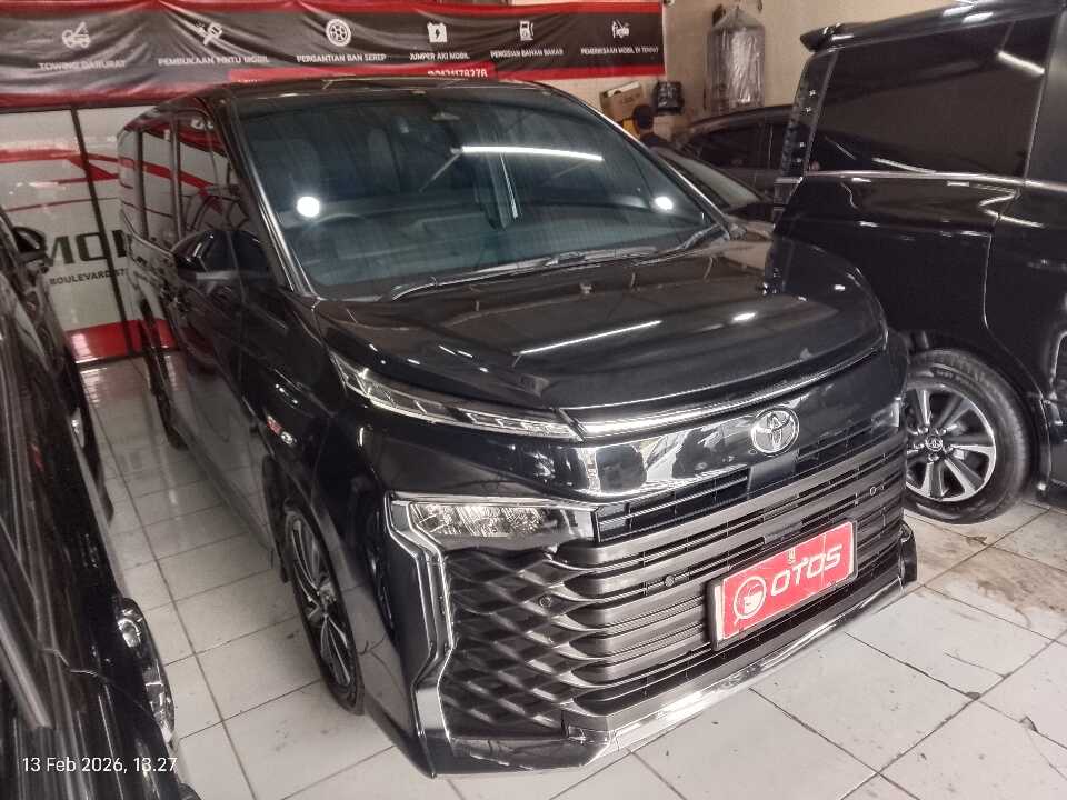 2022 Toyota Voxy 2.0 - Foto 1 dari 6