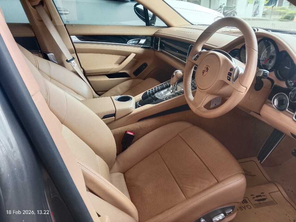 Foto Mobil Bekas Kabin Depan Porsche Panamera 3.0 S tahun 2013