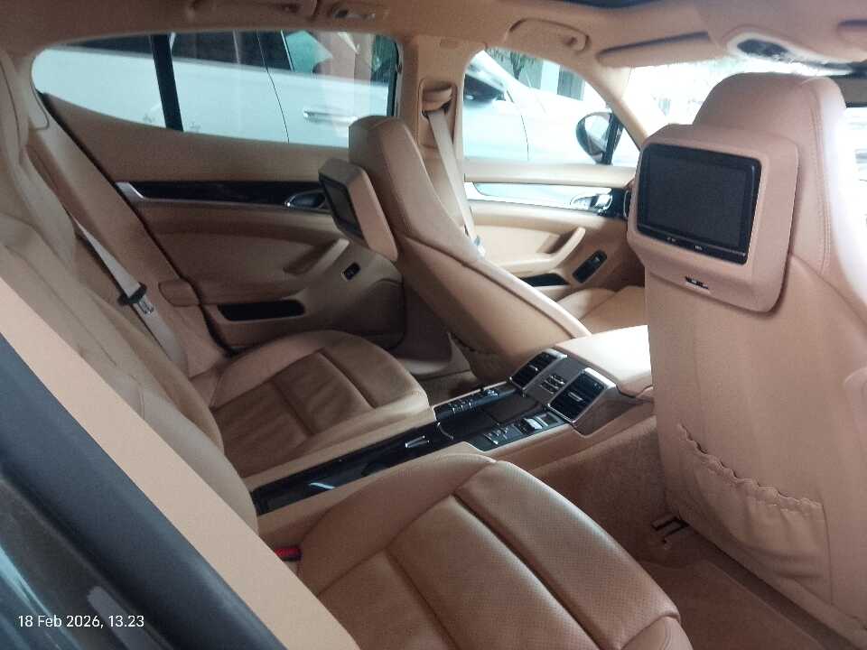 Foto Mobil Bekas Kabin Belakang Porsche Panamera 3.0 S tahun 2013