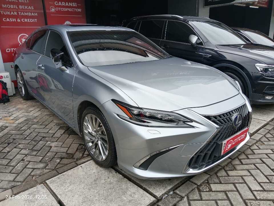 2022 Lexus ES 300h 2.5 Ultra Luxury - Foto 1 dari 6