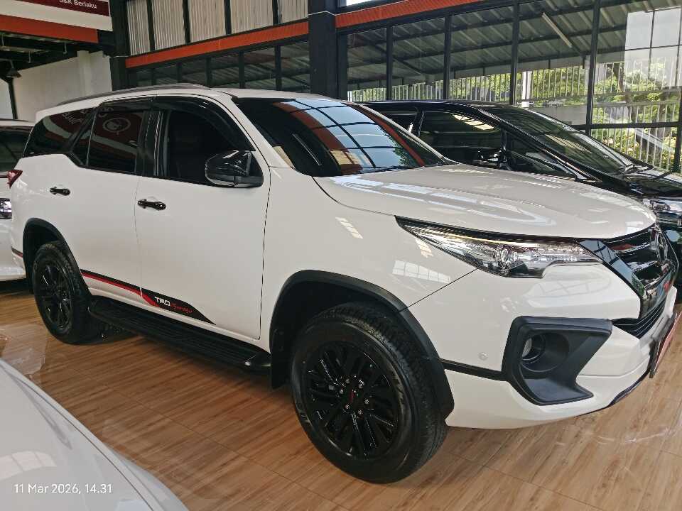2017 Toyota Fortuner 2.4 4X2 VRZ TRD - Foto 1 dari 6