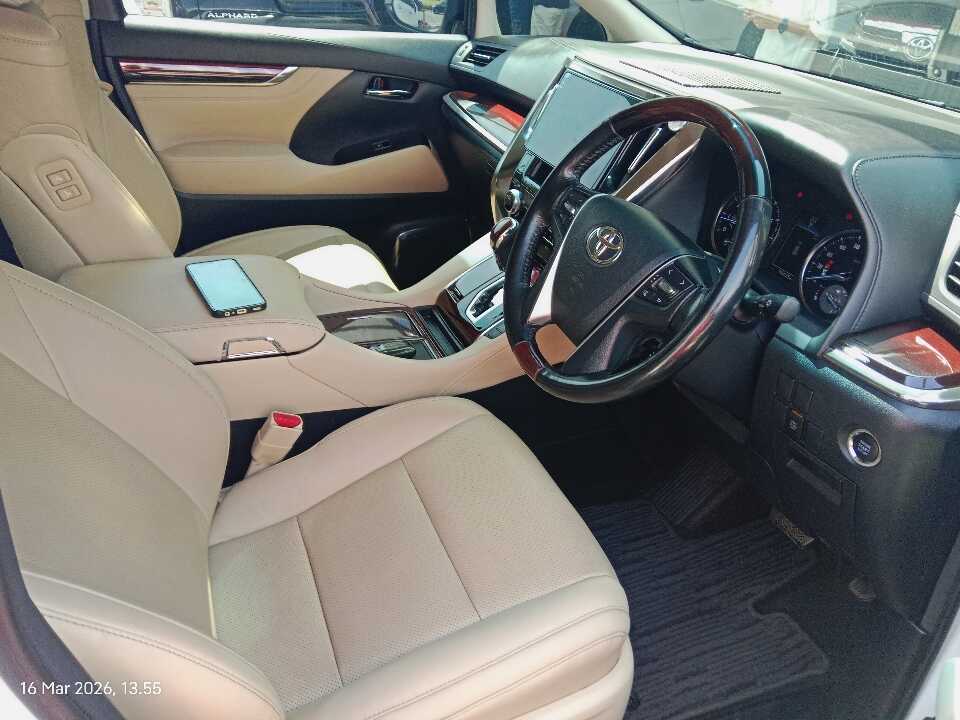 Foto Mobil Bekas Kabin Depan Toyota Alphard 2.5 G tahun 2017