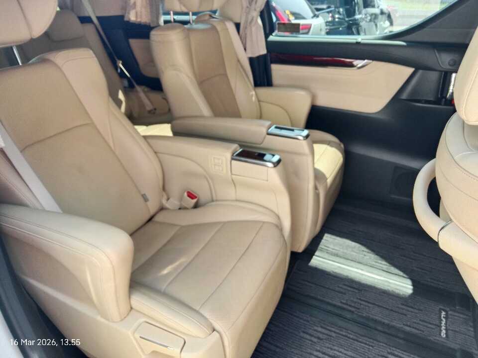 Foto Mobil Bekas Kabin Belakang Toyota Alphard 2.5 G tahun 2017