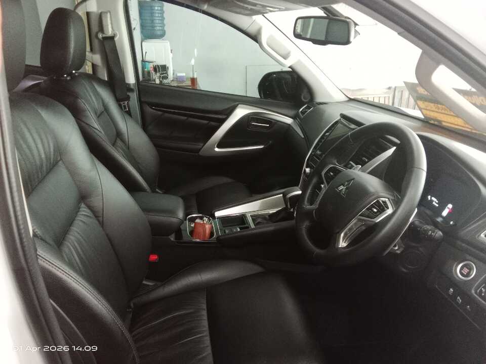 Foto Mobil Bekas Kabin Depan Mitsubishi Pajero Sport 2.4 Dakar 4X2 tahun 2023