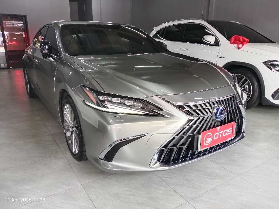 2022 Lexus ES 300h 2.5 Ultra Luxury - Foto 1 dari 6