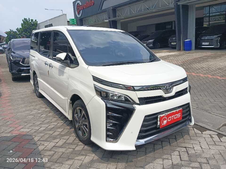 2020 Toyota Voxy 2.0 - Foto 1 dari 6