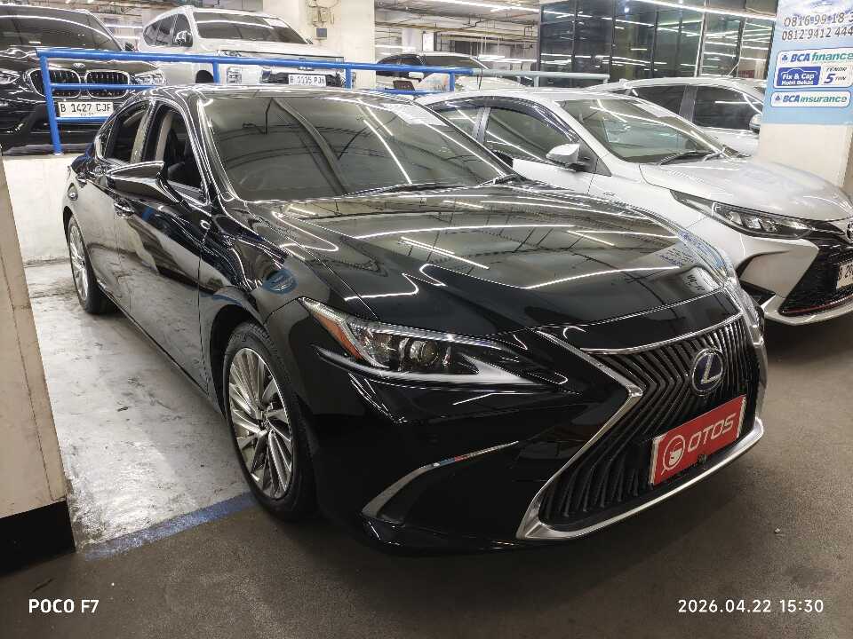 2021 Lexus ES 300h 2.5 Ultra Luxury - Foto 1 dari 6