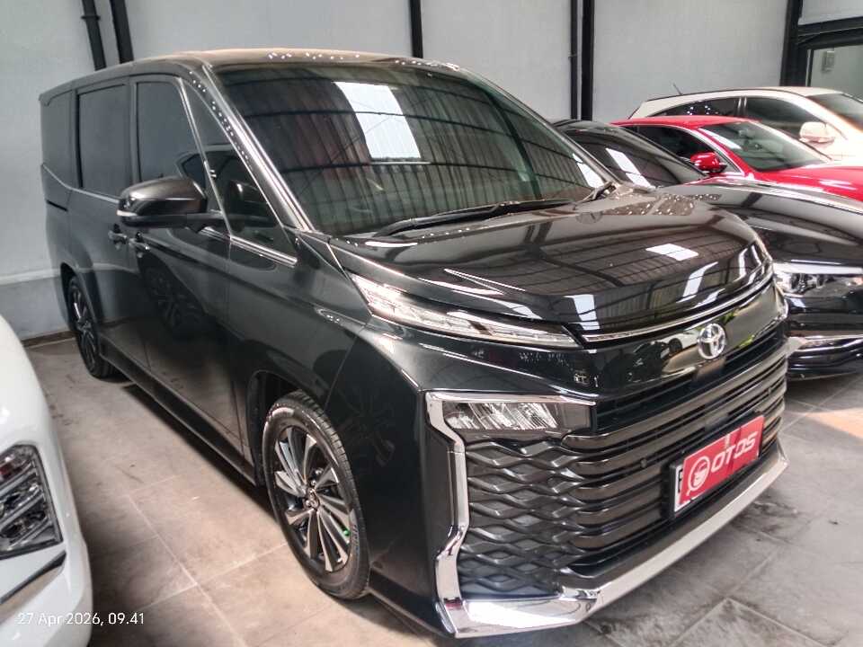 2023 Toyota Voxy 2.0 - Foto 1 dari 6