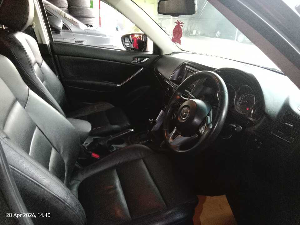 Foto Mobil Bekas Kabin Depan Mazda CX-5 2.0 Touring tahun 2012