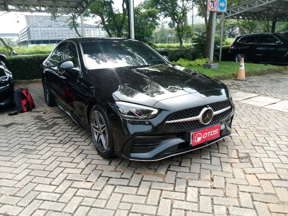 2024 Mercedes-Benz C300 2.0 AMG - Foto 1 dari 6