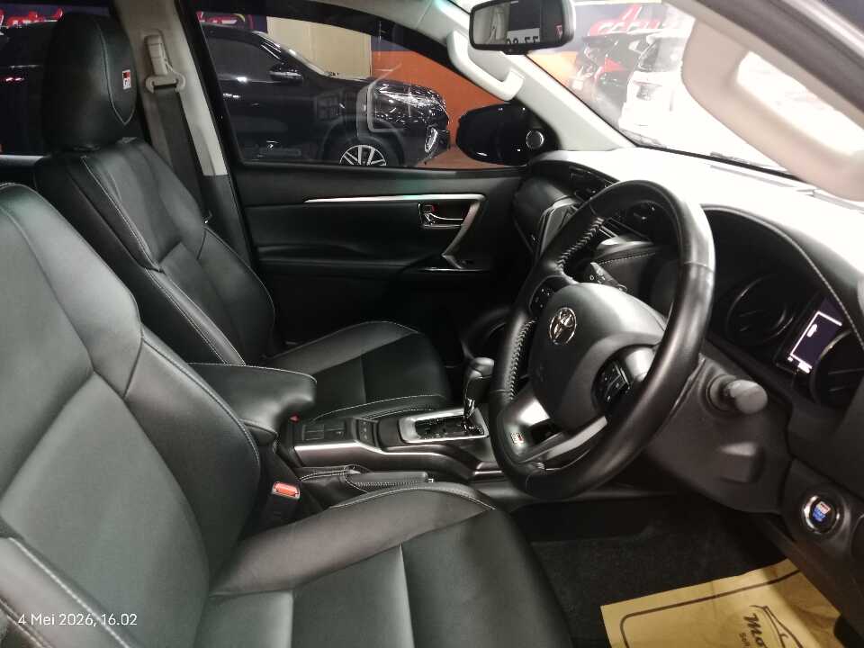Foto Mobil Bekas Kabin Depan Toyota Fortuner 2.8 4X2 VRZ tahun 2023
