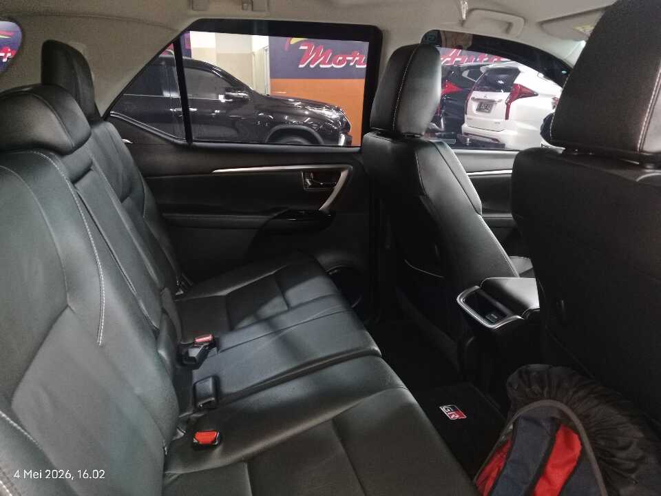Foto Mobil Bekas Kabin Belakang Toyota Fortuner 2.8 4X2 VRZ tahun 2023