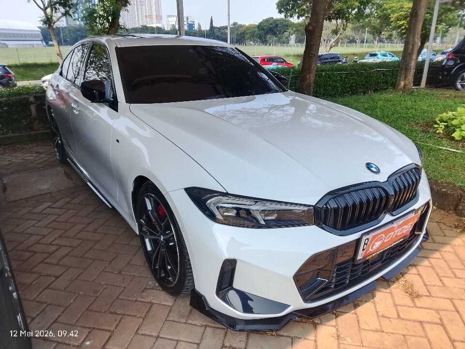2024 BMW 330i 2.0 - Foto 1 dari 6
