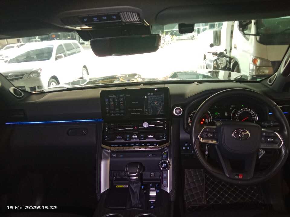 Foto Mobil Bekas Dashboard Toyota Land Cruiser 3.3 300 GR Sport tahun 2024