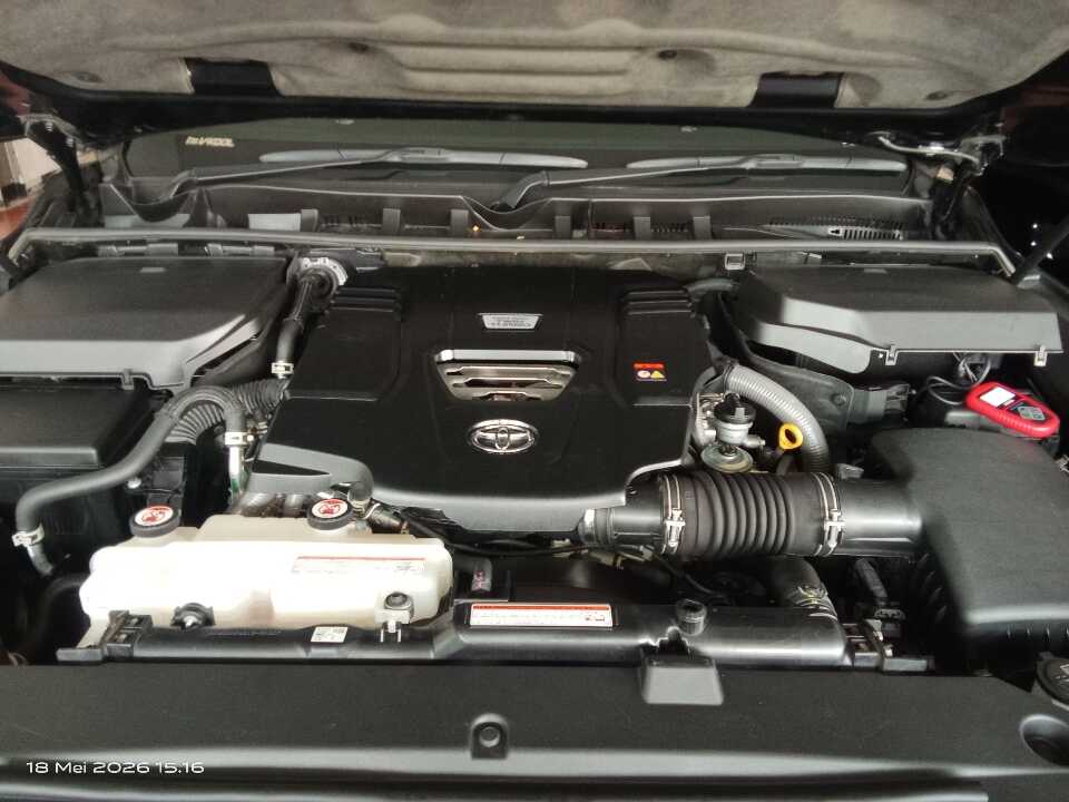 Foto Mobil Bekas Mesin Toyota Land Cruiser 3.3 300 GR Sport tahun 2024