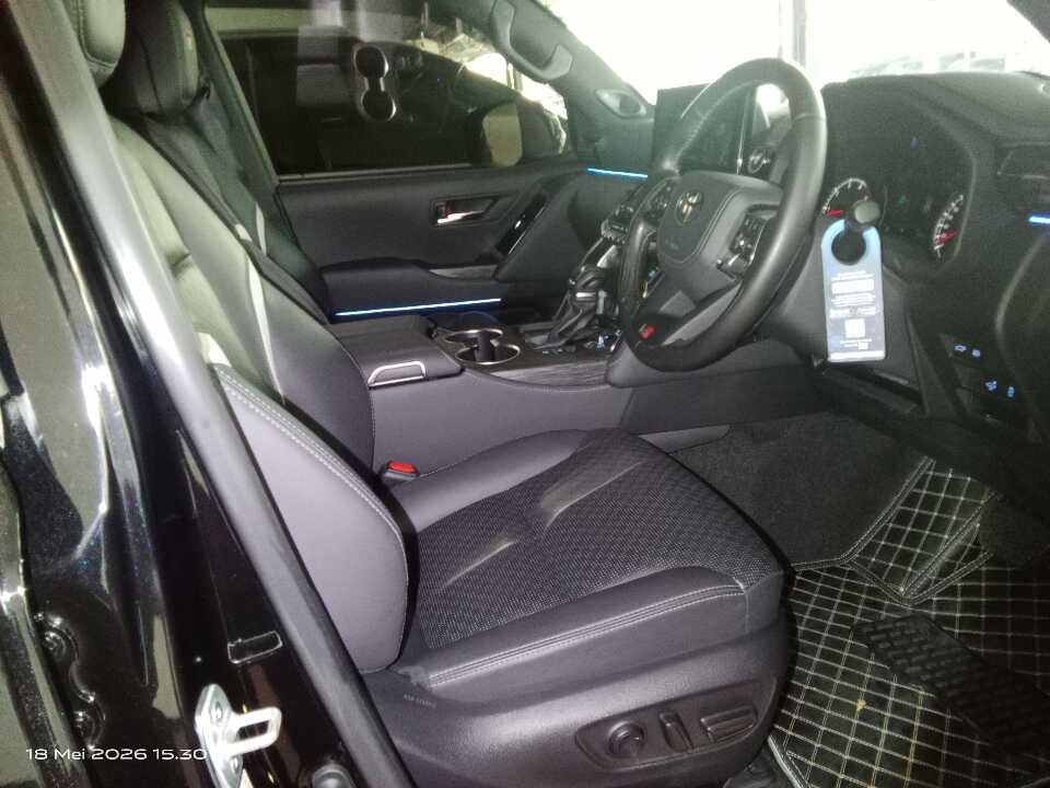 Foto Mobil Bekas Kabin Depan Toyota Land Cruiser 3.3 300 GR Sport tahun 2024