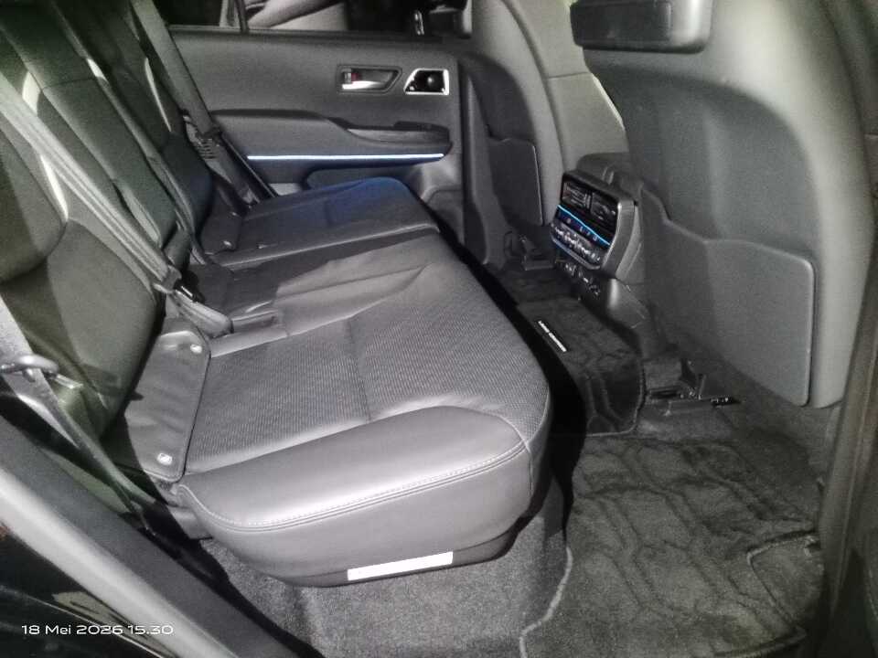 Foto Mobil Bekas Kabin Belakang Toyota Land Cruiser 3.3 300 GR Sport tahun 2024