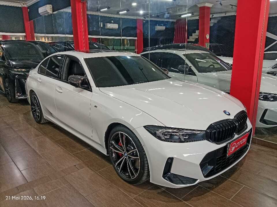 2023 BMW 330i 2.0 - Foto 1 dari 6