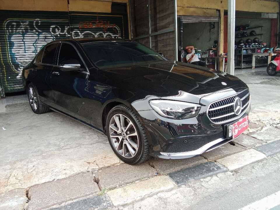 2023 Mercedes-Benz E200 2.0 - Foto 1 dari 6
