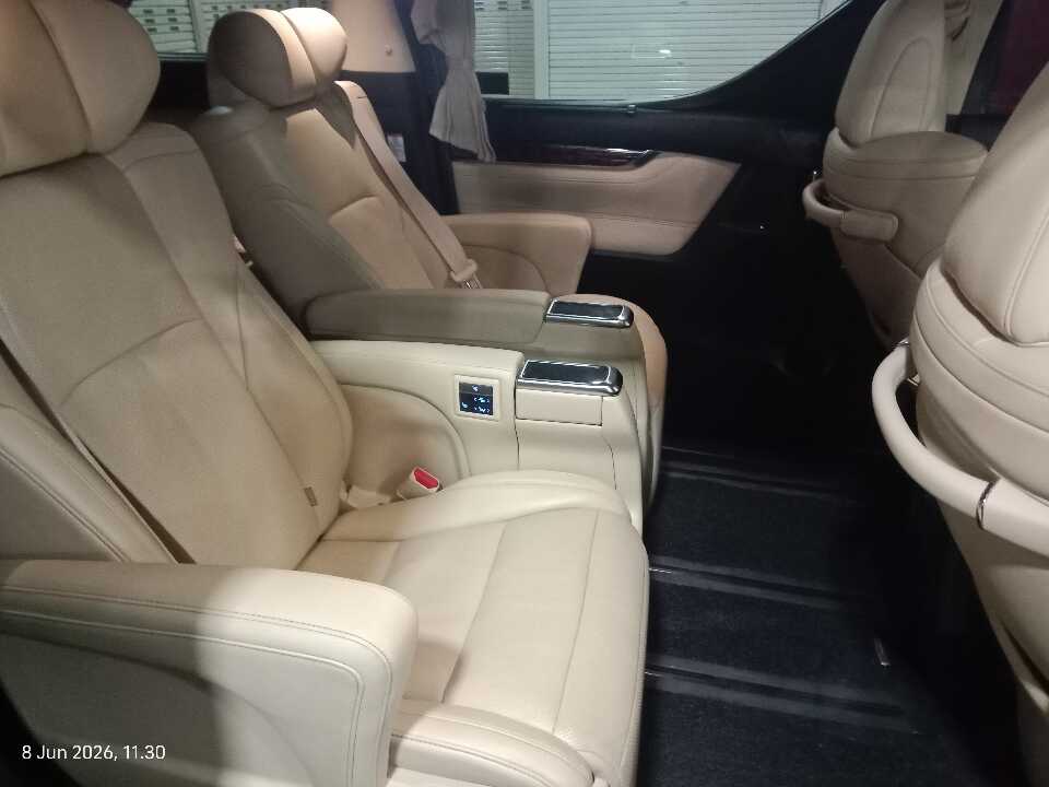 Foto Mobil Bekas Kabin Belakang Toyota Alphard 2.5 G tahun 2019