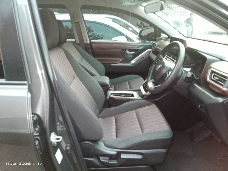Foto Mobil Bekas Kabin Depan Toyota Kijang Innova 2.0 Zenix G CVT tahun 2023