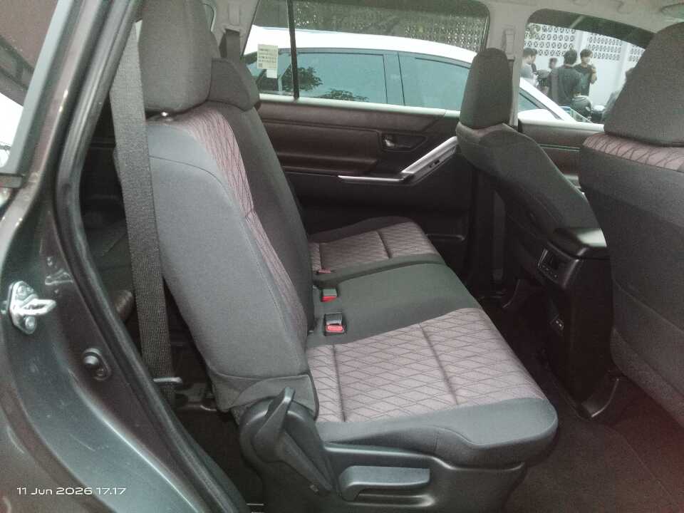 Foto Mobil Bekas Kabin Belakang Toyota Kijang Innova 2.0 Zenix G CVT tahun 2023