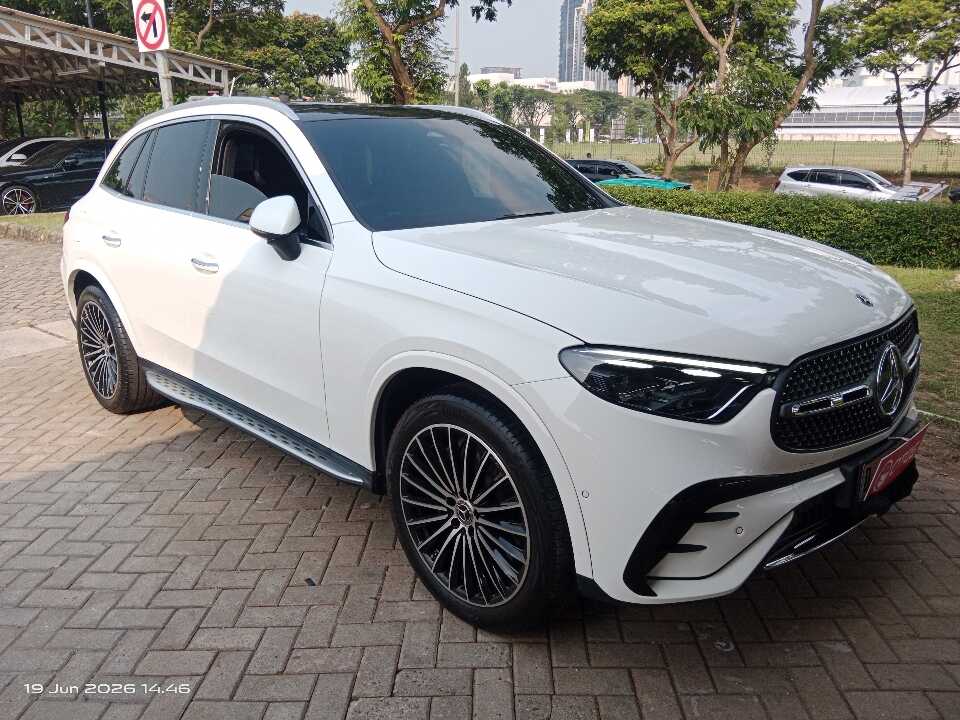 2023 Mercedes-Benz GLC300 2.0 - Foto 1 dari 6