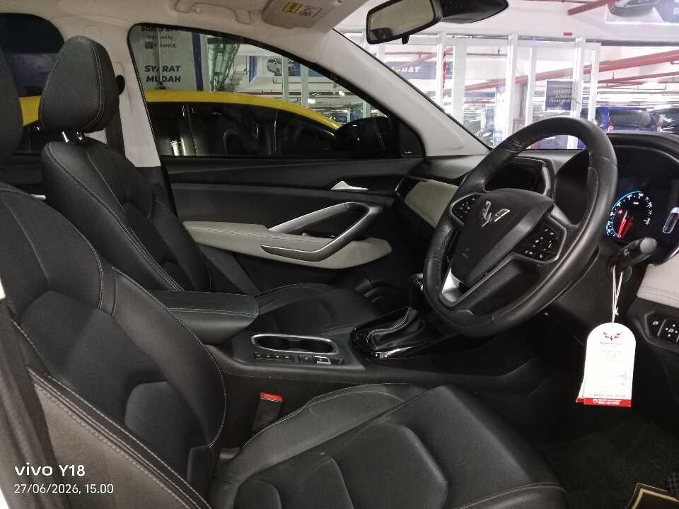 Foto Mobil Bekas Kabin Depan Wuling Almaz 1.5 L T Lux tahun 2021