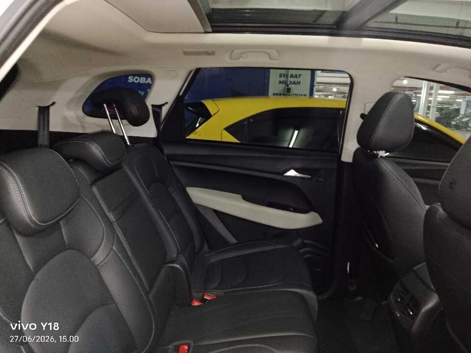 Foto Mobil Bekas Kabin Belakang Wuling Almaz 1.5 L T Lux tahun 2021